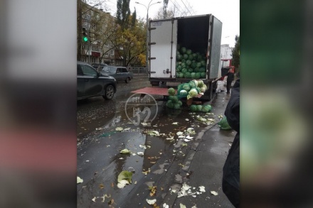 В Нижнем Новгороде из грузовика на дорогу высыпался &laquo;урожай капусты&raquo; (ВИДЕО)