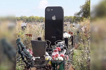 На могиле умершей девушки поставили памятник в виде iPhone