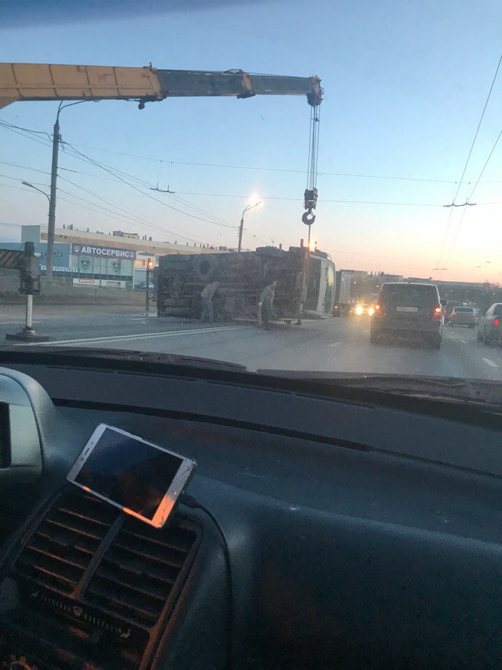 На проспекте Ленина перевернулся грузовик