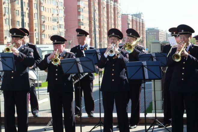 Оркестр нижегородской полиции дал концерт в честь Дня Победы - фото 2