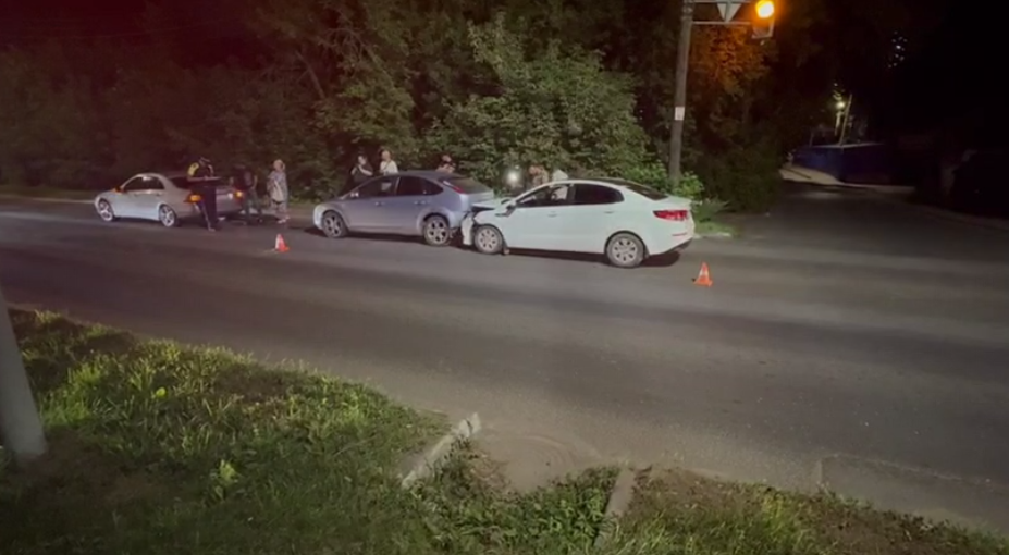 Три иномарки столкнулись на автодороге в Нижнем Новгороде - фото 1