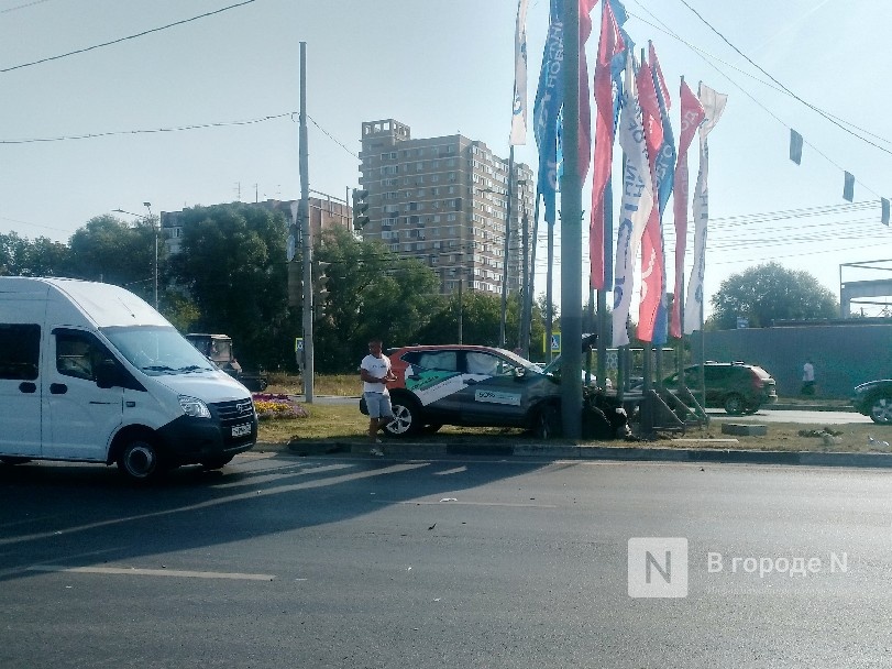Renault столкнулся с каршеринговым автомобилем в Приокском районе - фото 1