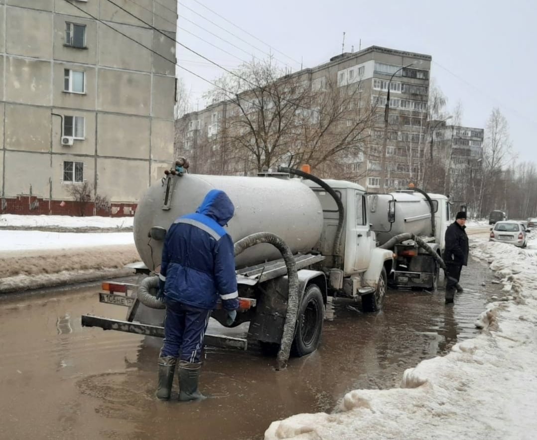 Более 3000 кубометров талой воды откачали с улиц Сормова за неделю - фото 1