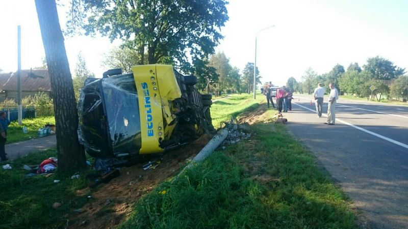 В Беларуси перевернулся автобус с российскими туристами: пострадали 12 человек (ФОТО) - фото 1