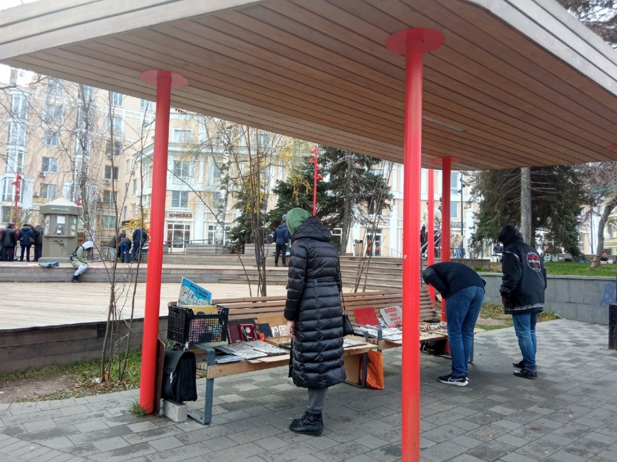 Блошиный рынок оккупировал трамвайную остановку в Нижнем Новгороде - фото 1