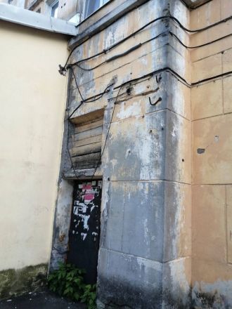 Дзержинцы пожаловались на падающие с жилого дома кирпичи - фото 5