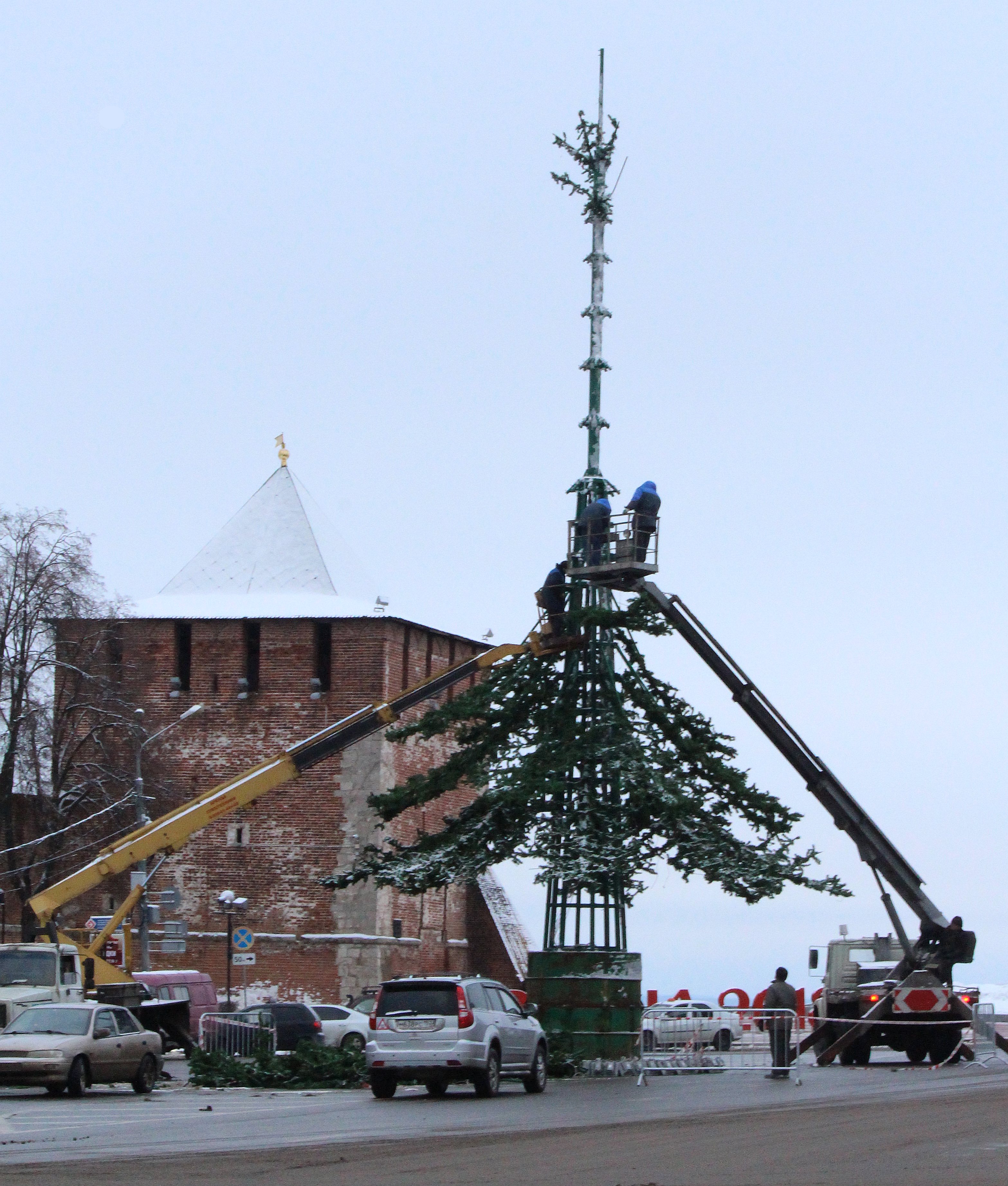 На площади Минина и Пожарского устанавливают елку (ФОТО) - фото 2