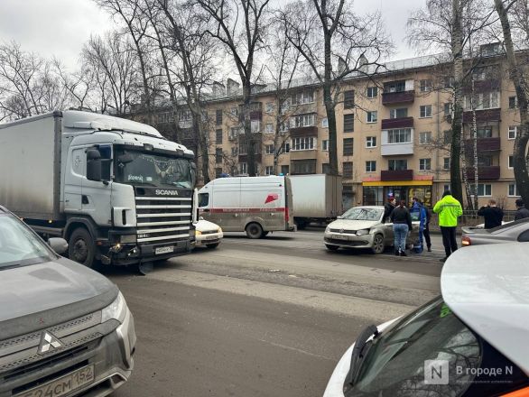 ДТП с фурой произошло на Окском съезде в Нижнем Новгороде - фото 1