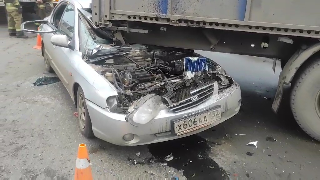 Водитель KIA пострадал, влетев под полуприцеп в Автозаводском районе - фото 3