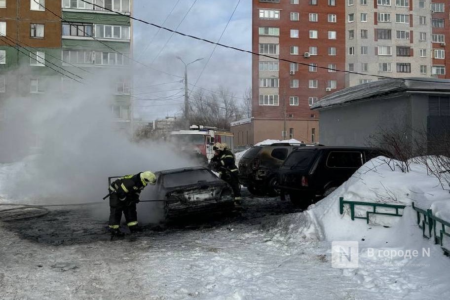 Автомобиль сгорел в микрорайне Верхние Печеры в Нижнем Новгороде - фото 1