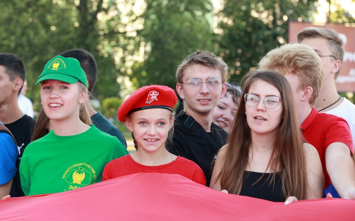 50-метровый триколор развернули в День флага РФ в Дзержинске