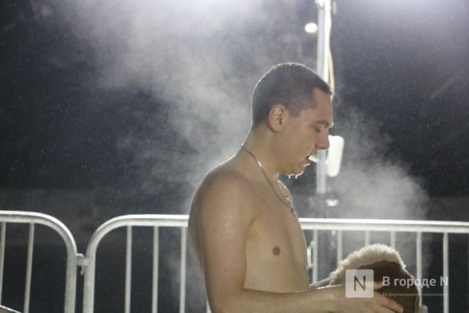 Мороз по коже: фоторепортаж с крещенских купаний в Нижнем Новгороде - фото 40