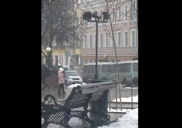 Припаркованные автомобили эвакуируют у Театральной площади в Нижнем Новгороде - фото 3