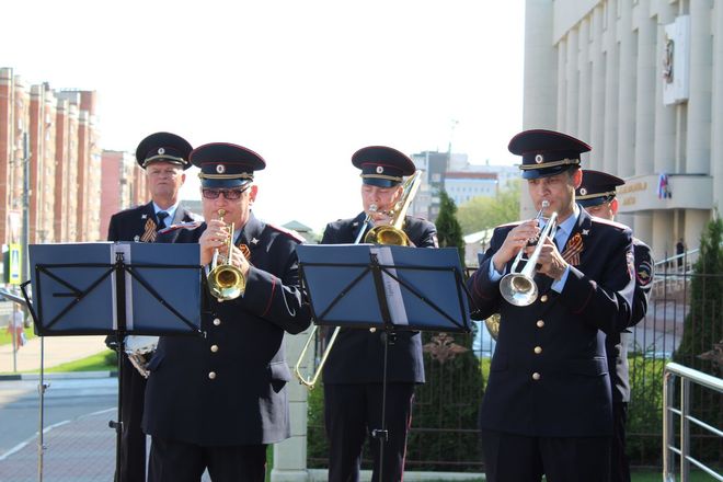 Оркестр нижегородской полиции дал концерт под открытым небом в честь 9 Мая  - фото 4