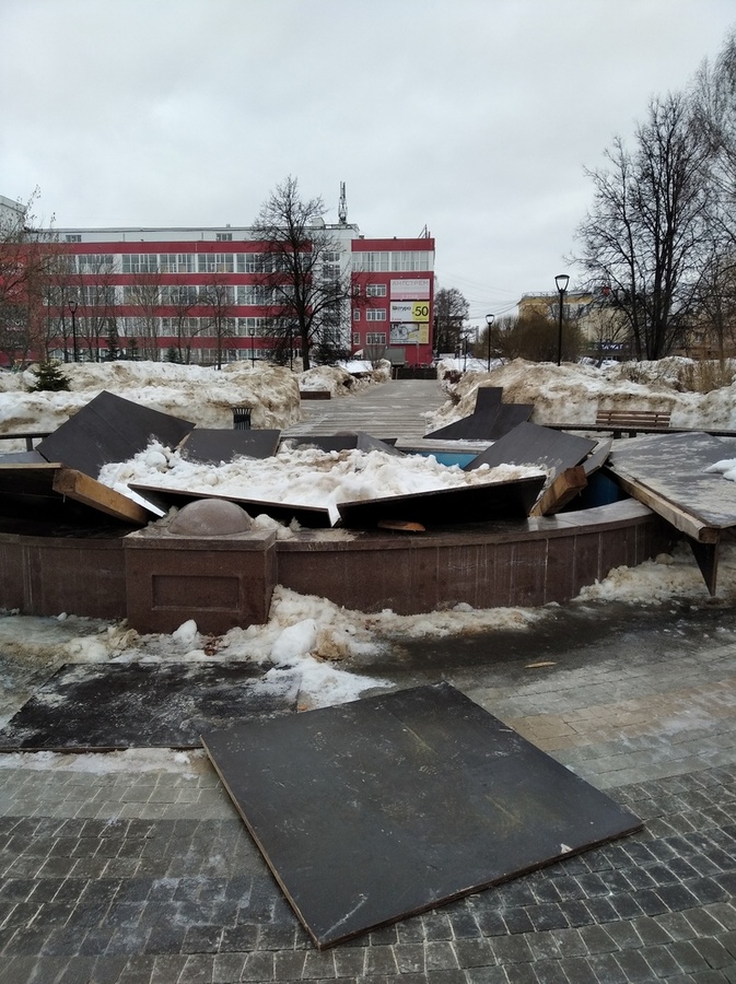 Конструкция, закрывающая фонтан у нижегородской гимназии, развалилась - фото 2