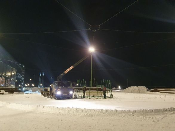 Новогоднюю елку начали устанавливать на Стрелке в Нижнем Новгороде - фото 1