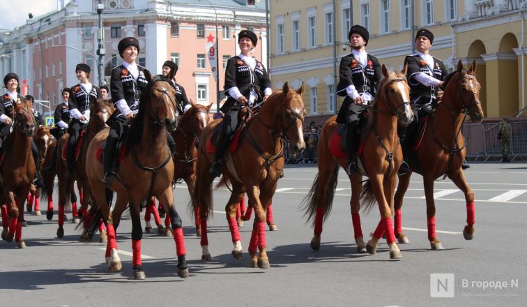 Фоторепортаж: парад в честь 80-й годовщины Победы прошел в Нижнем Новгороде - фото 27