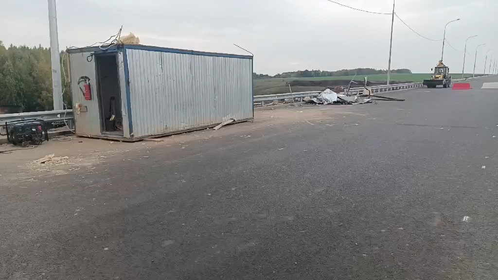 Мужчина пострадал после наезда автомобиля на бытовку на строительстве трассы М-12 в Бутурлинском районе - фото 1