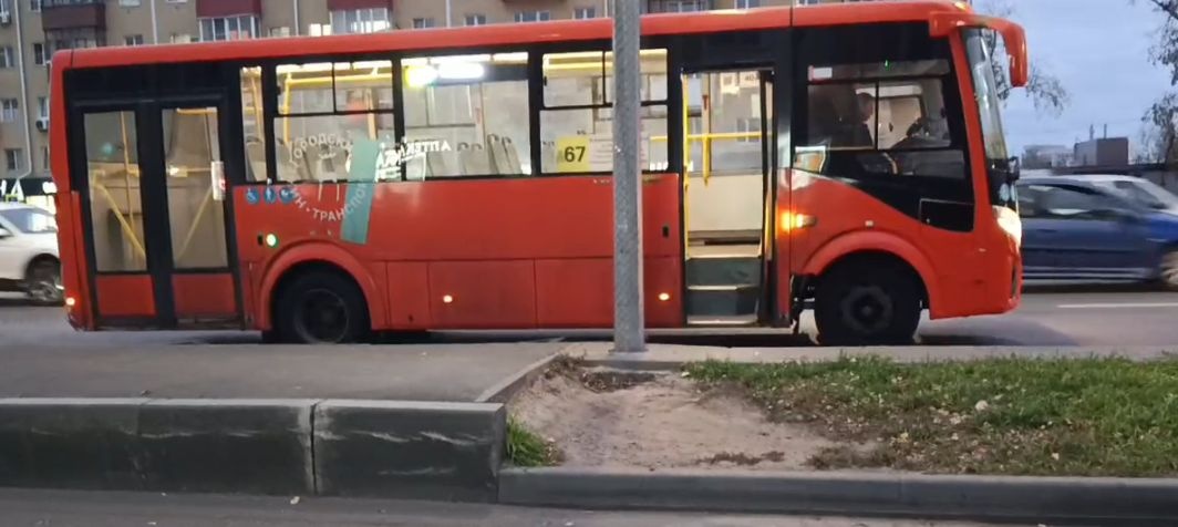 Пассажир выпал из автобуса на ходу в Нижнем Новгороде - фото 1
