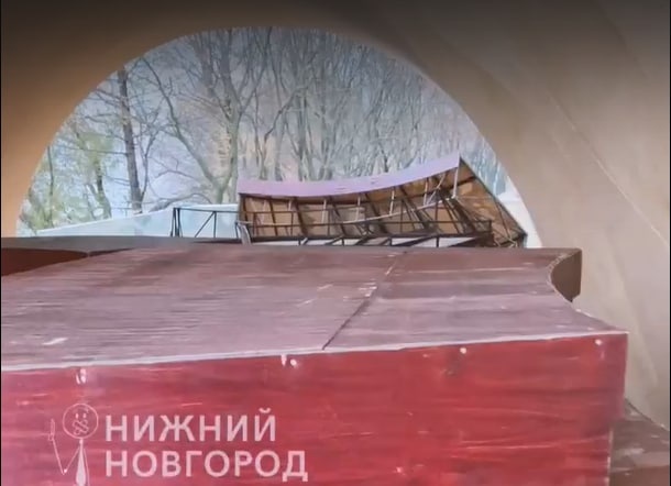 Покрывшуюся плесенью сцену в Александровском саду отремонтируют в 2023 году - фото 1