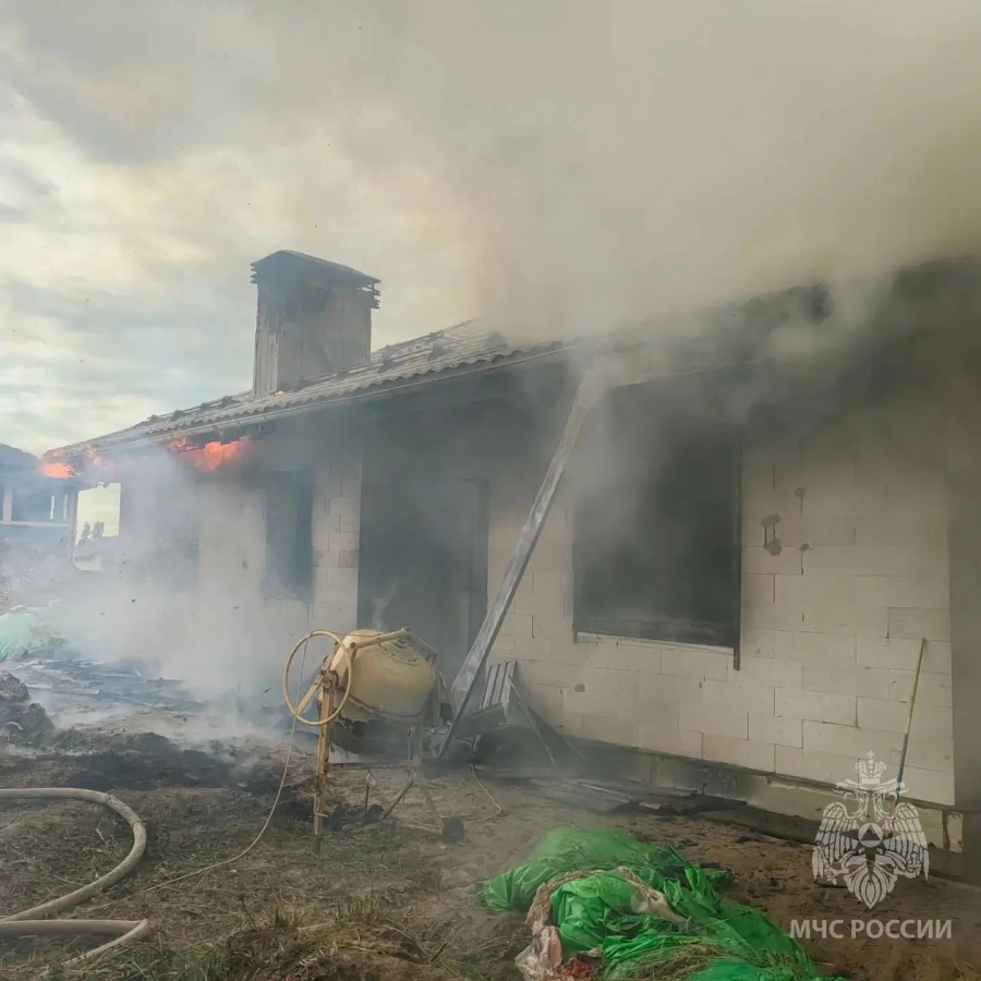 Строящийся дом загорелся в деревне под Нижним Новгородом 28 июня: фото - фото 2