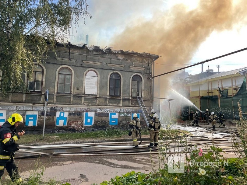 Старинный дом загорелся на улице Грузинской в Нижнем Новгороде - фото 1