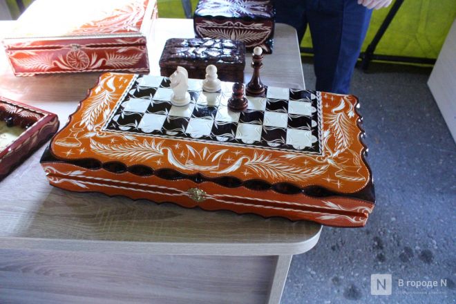 Танк-мангал и деревянные иконы: фоторепортаж с новой выставки от заключенных в Нижнем Новгороде - фото 126