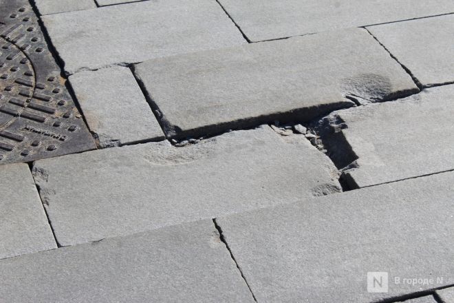 Ржавые урны и разбитая плитка: как пережили зиму знаковые места Нижнего Новгорода - фото 10