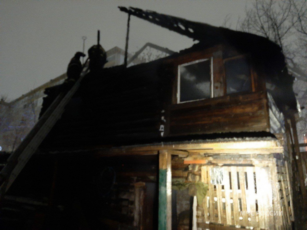 60 &laquo;квадратов&raquo; кровли сгорело на доме в Ленинском районе - фото 1