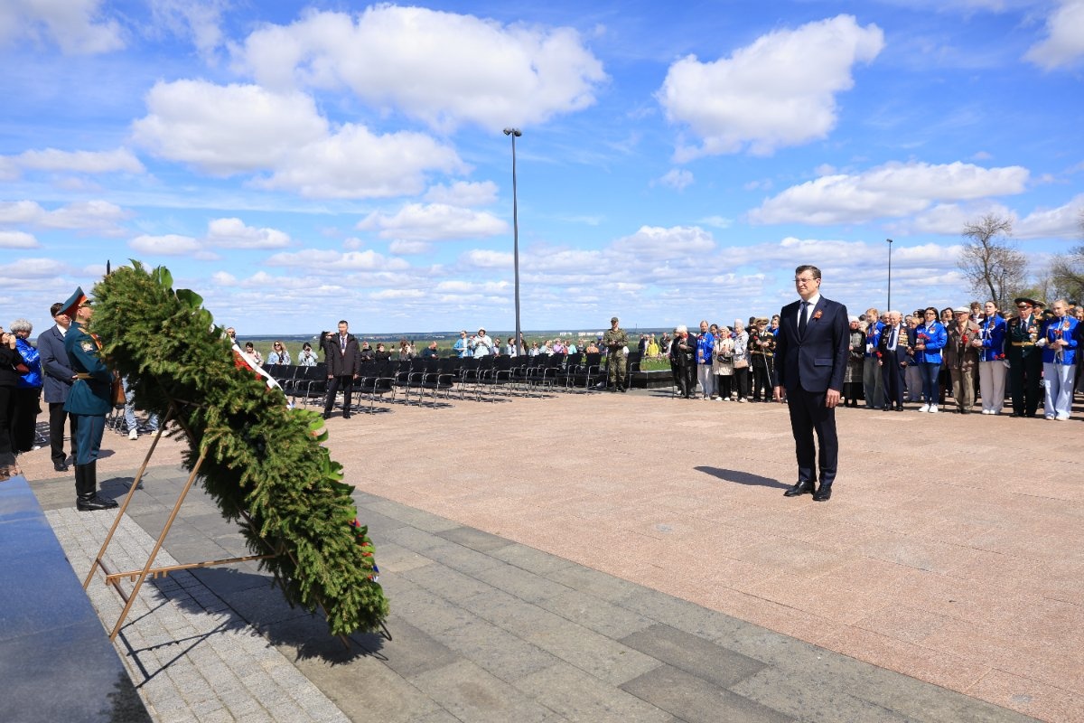 Никитин возложил цветы к Вечному огню в нижегородском кремле 9 мая - фото 2