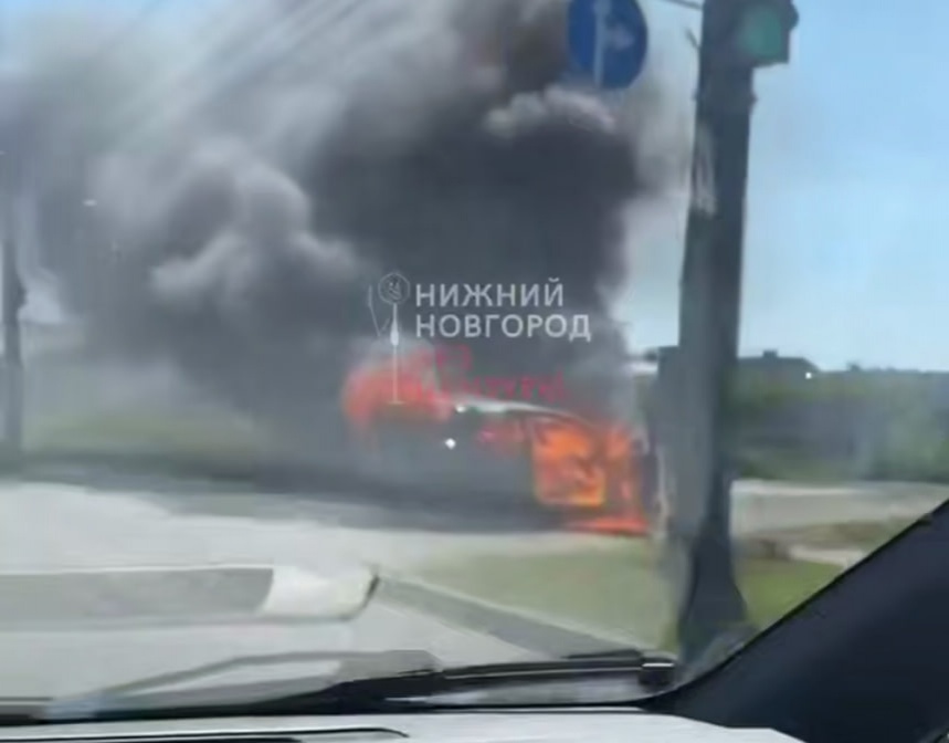 Автомобиль сгорел у гипермаркета в Нижнем Новгороде - фото 1