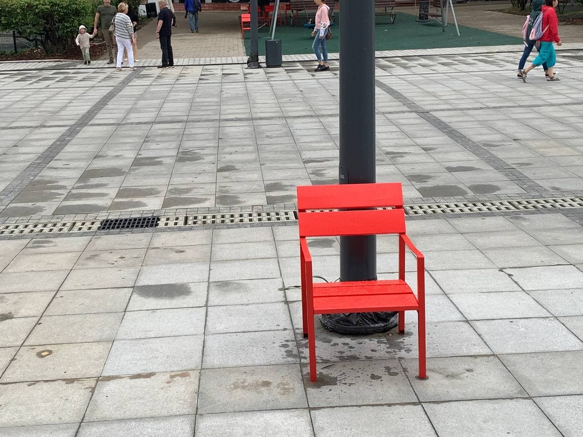 Установленные во время благоустройства стулья вырвали на улице Большой Покровской - фото 1