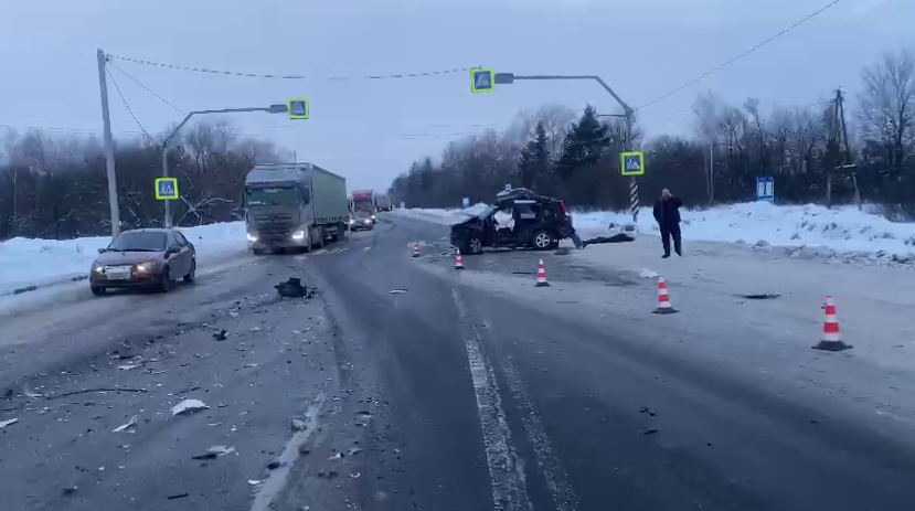 Водитель Nissan погиб в ДТП с двумя большегрузами в Лысковском районе - фото 1