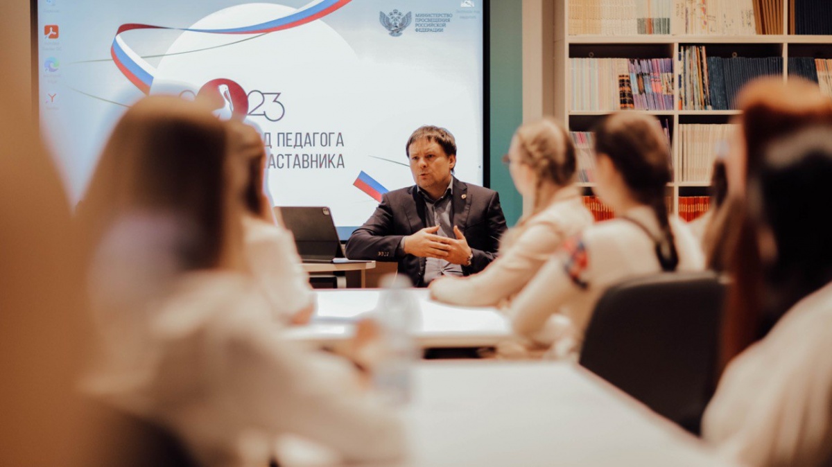 Роль современного учителя в обществе обсудил ректор Мининского университета со студентами - фото 1