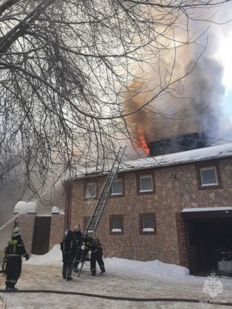 Опубликованы фото с места пожара в купеческом доме на Ильинской - фото 2