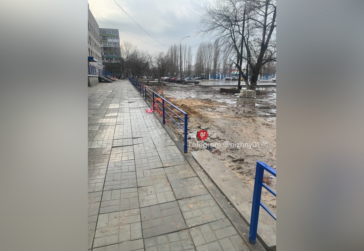 Жители Автозаводского района жалуются на кривую плитку у поликлиники - фото 1