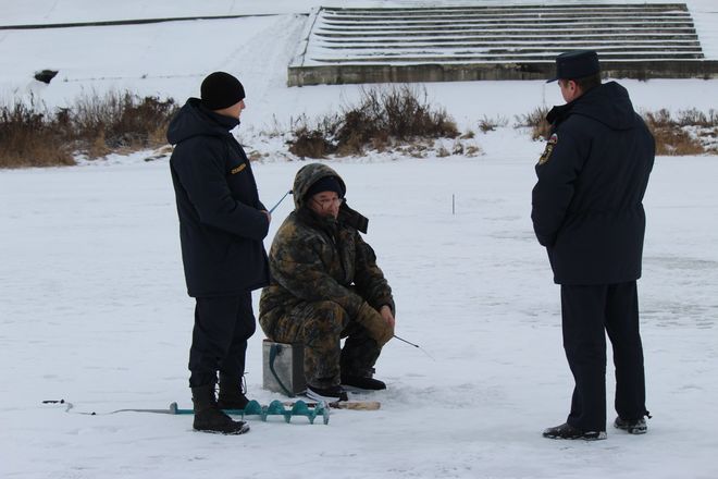 По тонкому льду: сотрудники нижегородской ГИМС предупредили рыбаков об опасности - фото 15
