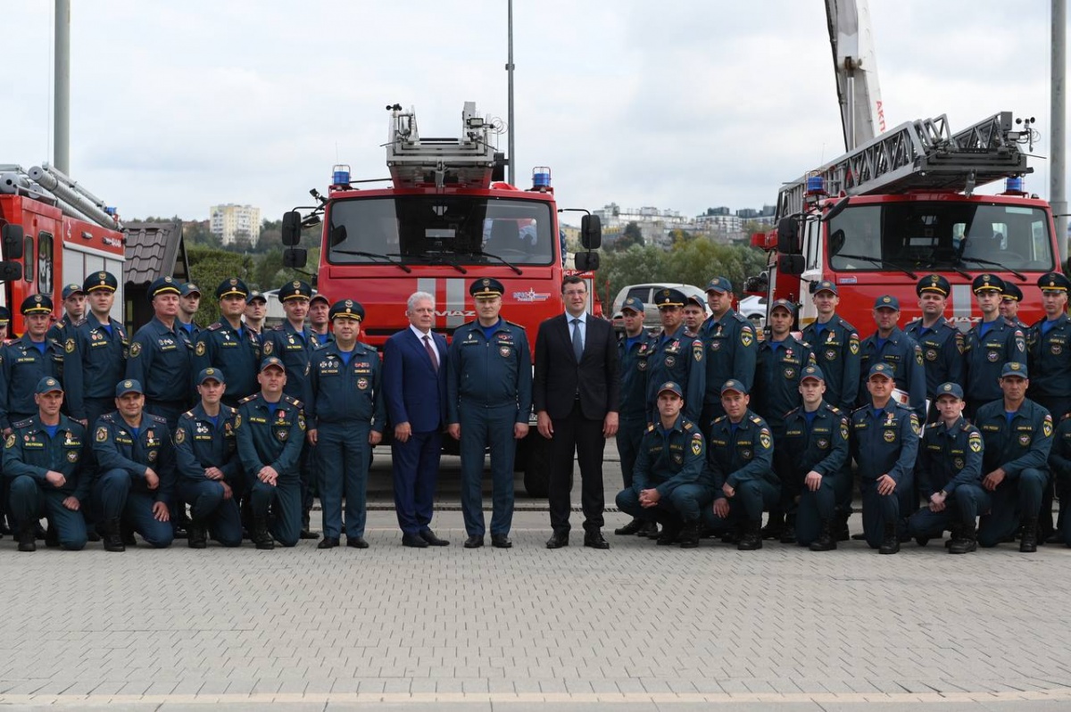 Глава МЧС и губернатор вручили нижегородским спасателям ключи от спецтехники