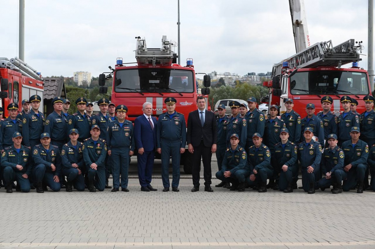 Глава МЧС и губернатор вручили нижегородским спасателям ключи от спецтехники