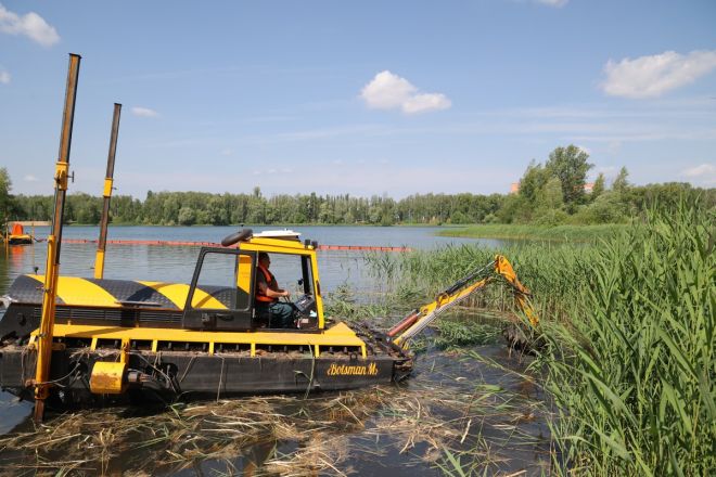 Машины-амфибии очистили более 3 000 квадратных метров дна Светлоярского озера  - фото 1