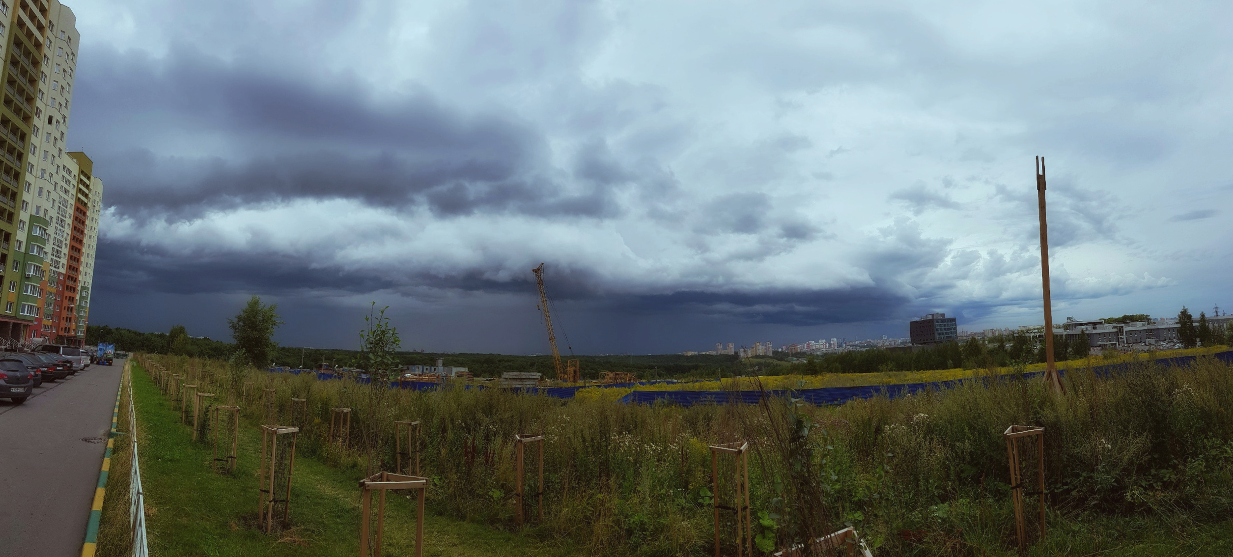 Пасмурно и зрелищно: нижегородцы поделились фотографиями неба перед дождем - фото 1