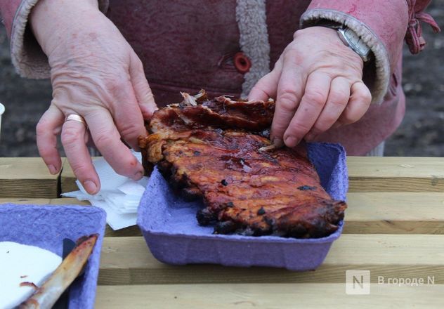 Чемпионы по поеданию ребрышек съели порцию за три минуты в Чернопрудском сквере - фото 19