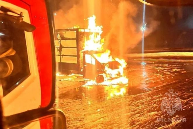 Грузовик сгорел в Нижнем Новгороде из-за неисправности - фото 1