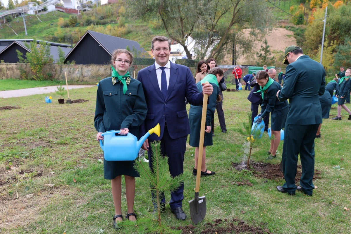 Новую аллею высадили воспитанники 50-го школьного лесничества в Нижнем Новгороде - фото 1