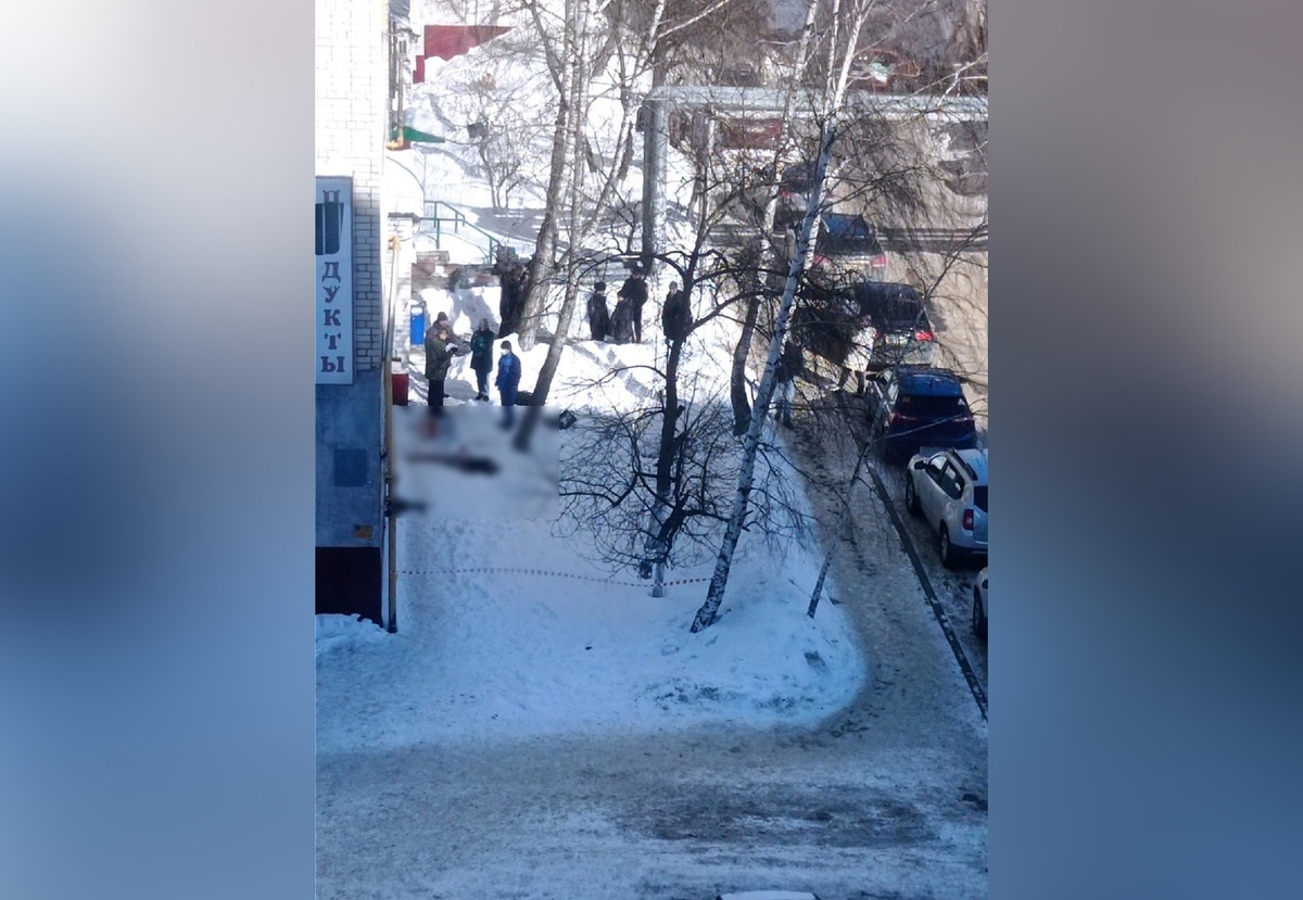 Мужчина выпал из окна дома в Автозаводском районе