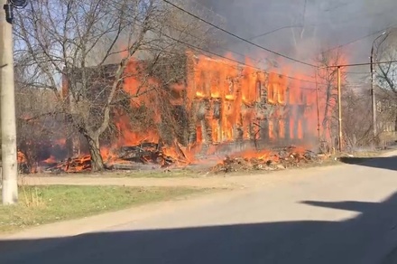 Очевидец опубликовал видео разрушающегося в пожаре дома в Правдинске