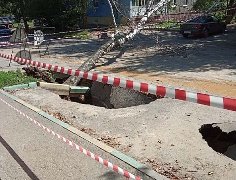 Провал грунта образовался на улице Ковалихинской из-за утечки на водопроводе - фото 1