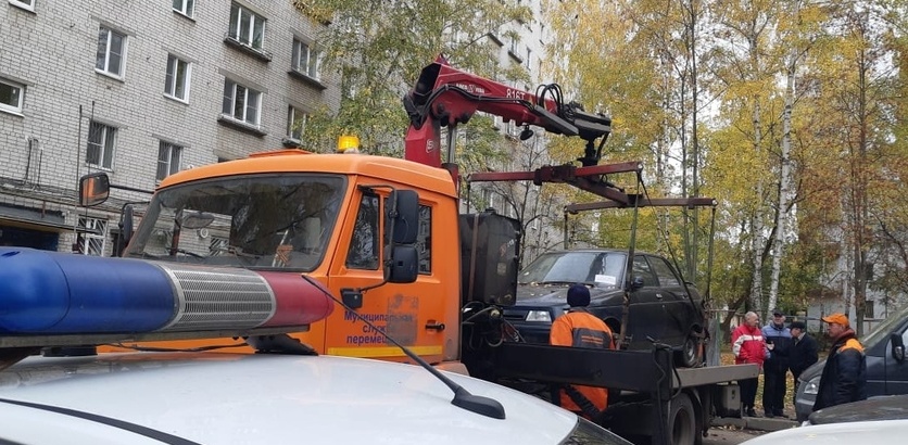 Более 90 брошенных автомобилей эвакуируют с улиц Автозаводского района - фото 1