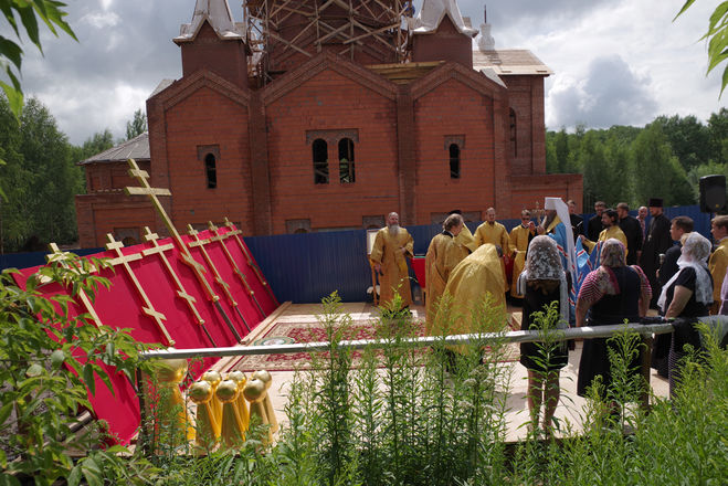 Купола и кресты строящегося храма Матроны Московской освятили в Нижнем Новгороде (ФОТО) - фото 7