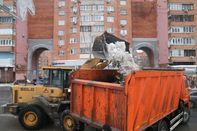 Почти 5 000 человек убирают снег на улицах Нижнего Новгорода - фото 3